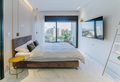 Säng eller sängar i ett rum på Yaffo Joy - Penthouse Apartment