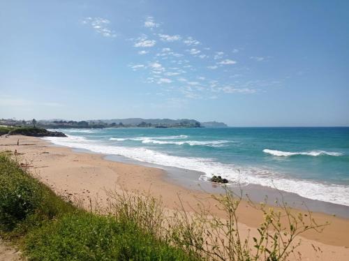 einen Strand mit Meer an einem sonnigen Tag in der Unterkunft La casina de Pichi in Caravia