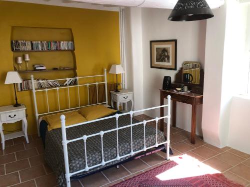 SauveにあるChambres d'hôtes des Capucinsのベッドルーム1室(二段ベッド1組付)