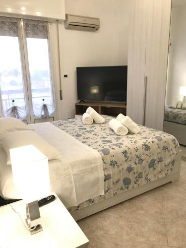 Casa di Riccardo في سافونا: غرفة نوم بسرير كبير وتلفزيون