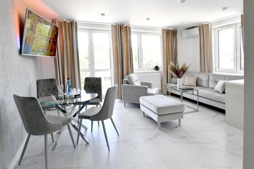 a living room with a table and chairs at Apartamenty Modrzewiowa Zator in Piotrowice