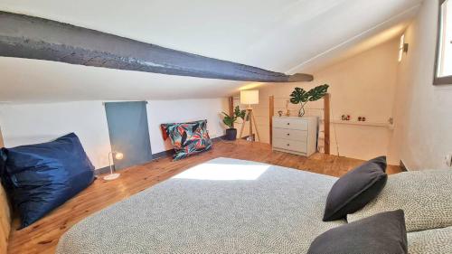 Posteľ alebo postele v izbe v ubytovaní GregBnb - T2 CLIMATISÉ Mezzanine - Atypique - Centre Ancien - 5e etage sans ascenseur