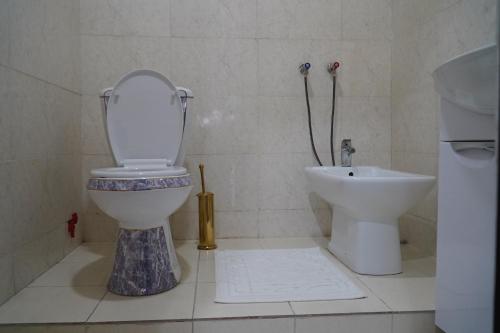 Uma casa de banho em Gulistan Hotel