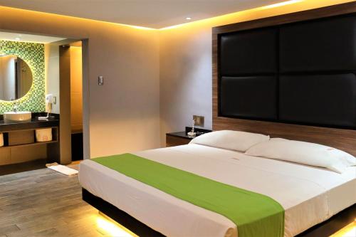 1 dormitorio con 1 cama grande y baño en Auto-Hotel Playa Linda en Veracruz