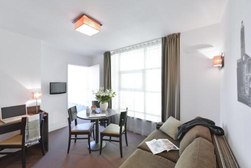 TV a/nebo společenská místnost v ubytování Aparthotel Adagio Access Toulouse St Cyprien