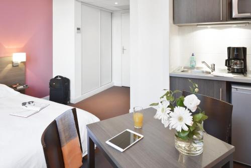 Kuchyň nebo kuchyňský kout v ubytování Aparthotel Adagio Access Toulouse St Cyprien