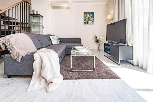 Spacious 2 Bedroom Apartment in Puerto Banus with a Private Terrace and Mountain Views