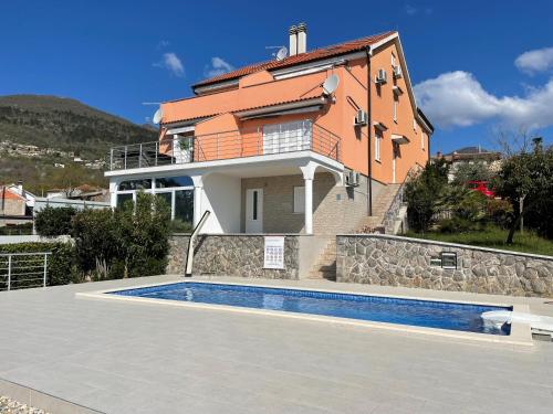 Πισίνα στο ή κοντά στο Rock'n'jazz apartment with swimming pool and beautiful sea view