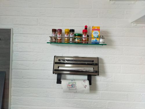 a toilet paper dispenser hanging on a wall at Exklusive FeWo Papenburg mit Terrasse & beheiztem Wintergarten in Papenburg