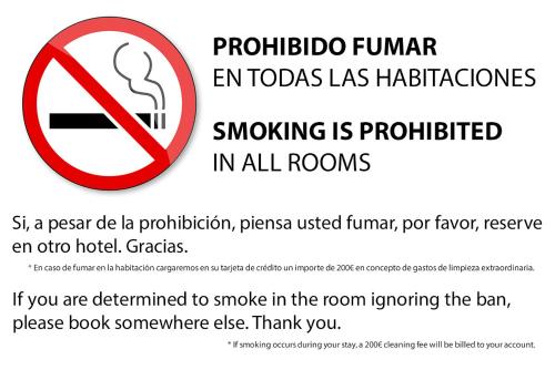 una señal que dice que está prohibido fumar en todas las habitaciones en Hotel Maestranza, en Sevilla