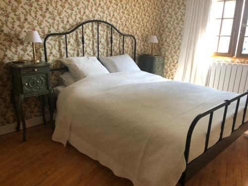 1 dormitorio con 1 cama grande con sábanas y almohadas blancas en Jasmin 1 Jeanne d Albret, en Navarrenx