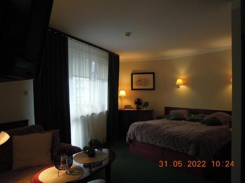 Ein Bett oder Betten in einem Zimmer der Unterkunft Rodzinny, słoneczny apartament w dzielnicy uzdrowiskowej, blisko plaży