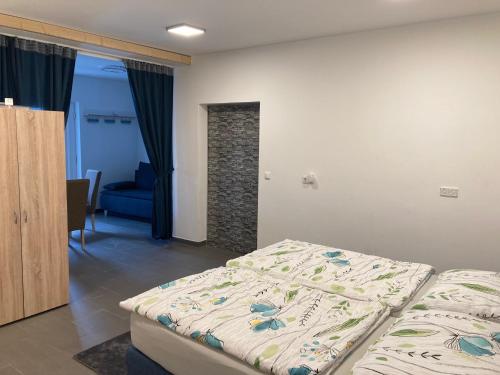1 dormitorio con cama y sofá en Sandy’s Home en Neusiedl am See