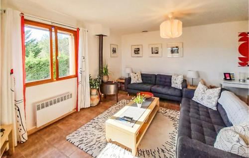 CruzyにあるAmazing Home In Cruzyのソファとテーブルのあるリビングルーム