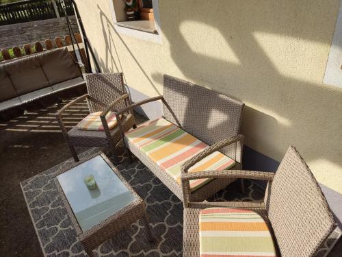three chairs and a table with a engagement ring on it at Ferienwohnung Französch in Arnoldstein
