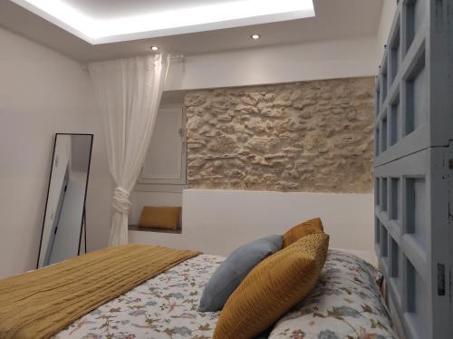 - une chambre avec un lit et des oreillers dans l'établissement ISAMAR Apartamentos, à Vejer de la Frontera