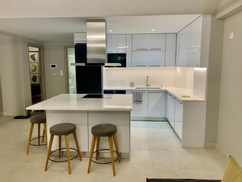 Fab New Flat in Central Athens w/ Acropolis Views