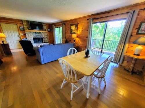 ein Wohnzimmer mit einem Tisch, Stühlen und einem Sofa in der Unterkunft Mountain Ridge in Pigeon Forge