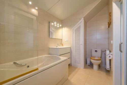 A bathroom at Cielos Azules