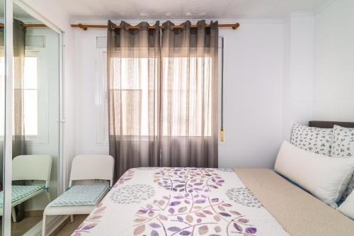 1 dormitorio con cama y ventana en Precioso apartamento con Jacuzzi, en Torremolinos