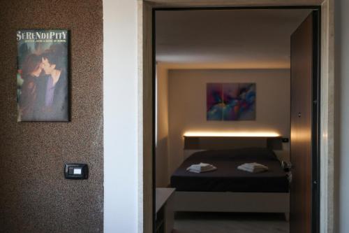 a small room with a bed and a mirror at serendipity la terrazza house in Lecce