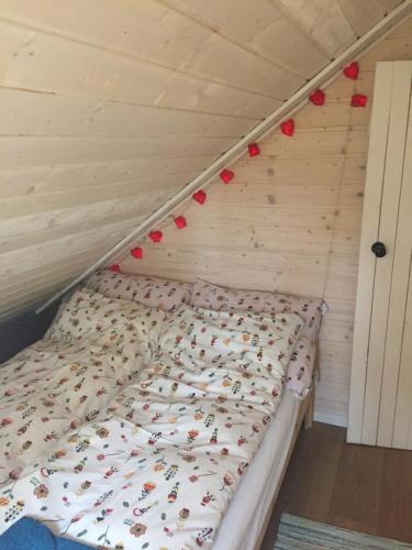 a bed with roses on it in a bedroom at Domki nad morzem Sasino Mojo Miodno Checz in Sasino