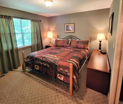 A bed or beds in a room at Smoky Mtn Memories