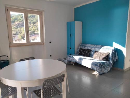 een kamer met een tafel, een bank en een bed bij CASA BELLAVISTA in Nicotera