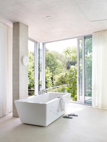 H-House Architectural Residence – Photos 4