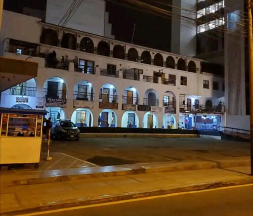 un bâtiment avec une voiture garée sur un parking dans l'établissement Central, cozy & self-contained petfriendly apartments in the heart of Miraflores, à Lima