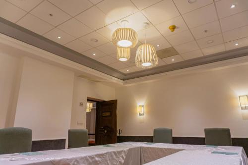 a conference room with a table and chairs at Gamma Monterrey Gran Hotel Ancira in Monterrey