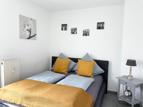 A bed or beds in a room at Toplage Innenstadt Köln-Neumarkt! Gemütliche Wohnung