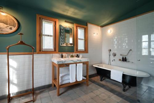 Phòng tắm tại LAS LIEBRES RESTAURANT & HOTEL