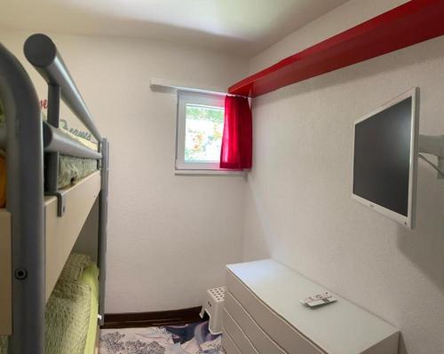 Habitación pequeña con TV en la pared en Apartment Zayetta Nr. 16, en Zermatt