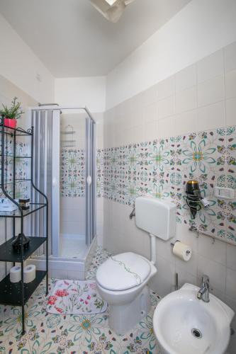 a bathroom with a toilet and a shower and a sink at Villa Lery - Azzurra Home in Agropoli