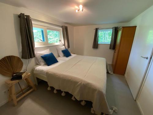 Säng eller sängar i ett rum på Majestic holiday home in Kamperland with garden