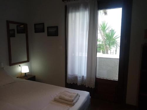 Posteľ alebo postele v izbe v ubytovaní Petrino1880 sea-vacation apartment in Chalkidiki