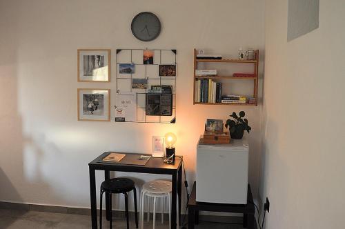 una habitación con una mesa y un reloj en la pared en B&B Li Gutti en Aieta