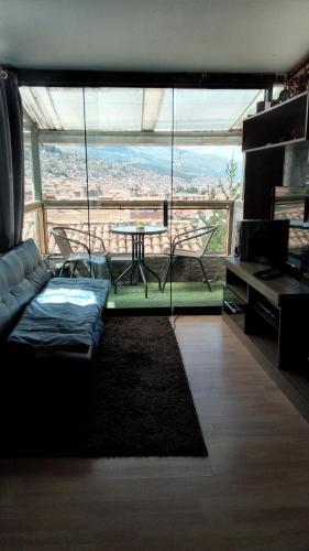 uma sala de estar com um sofá e uma mesa em Casa Salkantay Cusco em Cusco