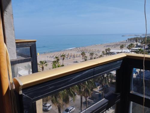 Blick auf den Strand vom Balkon eines Hotels in der Unterkunft EDIFICIO EL REMO VISTAS AL MAR SUN&BEACH in Torremolinos