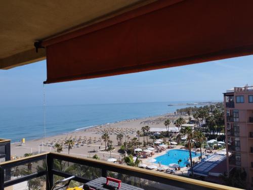 Blick auf den Strand vom Balkon eines Resorts in der Unterkunft EDIFICIO EL REMO VISTAS AL MAR SUN&BEACH in Torremolinos