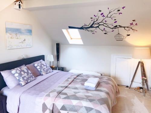 Ένα ή περισσότερα κρεβάτια σε δωμάτιο στο Beautiful Victorian Home near central Oxford