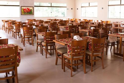 a room full of tables and chairs in a restaurant at MANANCIAL HOTEL E EVENTOS in Manhuaçu