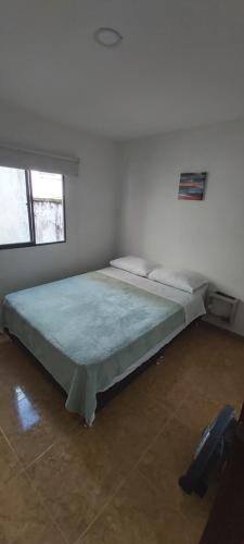a bedroom with a large bed in a room at Cómodo apartaestudio con excelente ubicación in Pereira