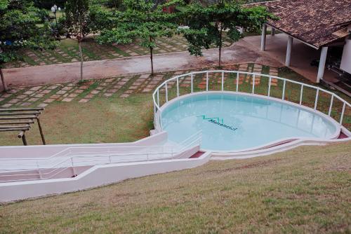 an overhead view of a swimming pool in a yard at MANANCIAL HOTEL E EVENTOS in Manhuaçu