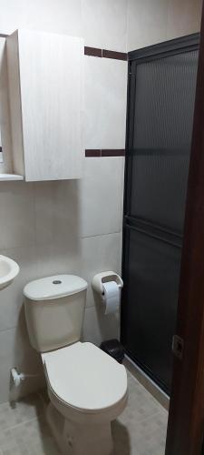 ein Badezimmer mit einem weißen WC und einer Dusche in der Unterkunft Cómodo apartaestudio con excelente ubicación in Pereira