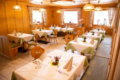 Almhotel Bergerhof tesisinde bir restoran veya yemek mekanı