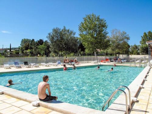 un groupe de personnes dans une piscine dans l'établissement Casa De Provence, à Saint-Saturnin-les-Avignon