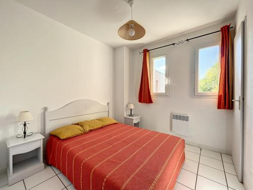 une chambre blanche avec un lit et deux fenêtres dans l'établissement Casa De Provence, à Saint-Saturnin-les-Avignon