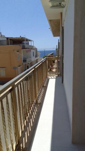 een balkon van een gebouw met uitzicht op de oceaan bij Santa Maria al Bagno - 5 min. dal mare in Santa Maria al Bagno
